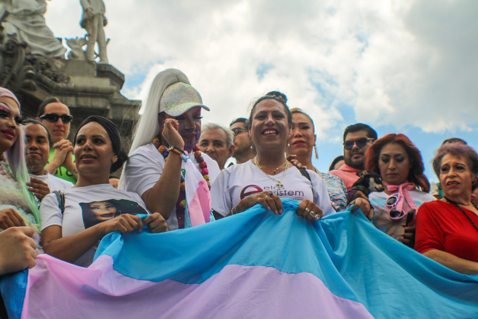 Con banderas en alto, comunidad trans al grito de "¡si se pudo, si se pudo!" y "¡aquí está la resistencia trans!" reconoció la Ley Paola Buenrostro en el Ángel de la Independencia. Kenya Cuevas, en un acto de reivindicación por los derechos humanos, enfatizó la importancia de no celebrar, sino de evidenciar el avance logrado.