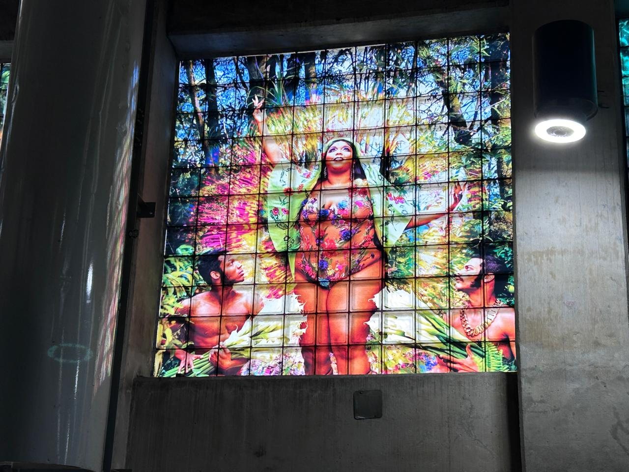 David LaChapelle Ilumina el Metro de la Ciudad de México con su exposición fotográfica "San Lázaro Iluminado"