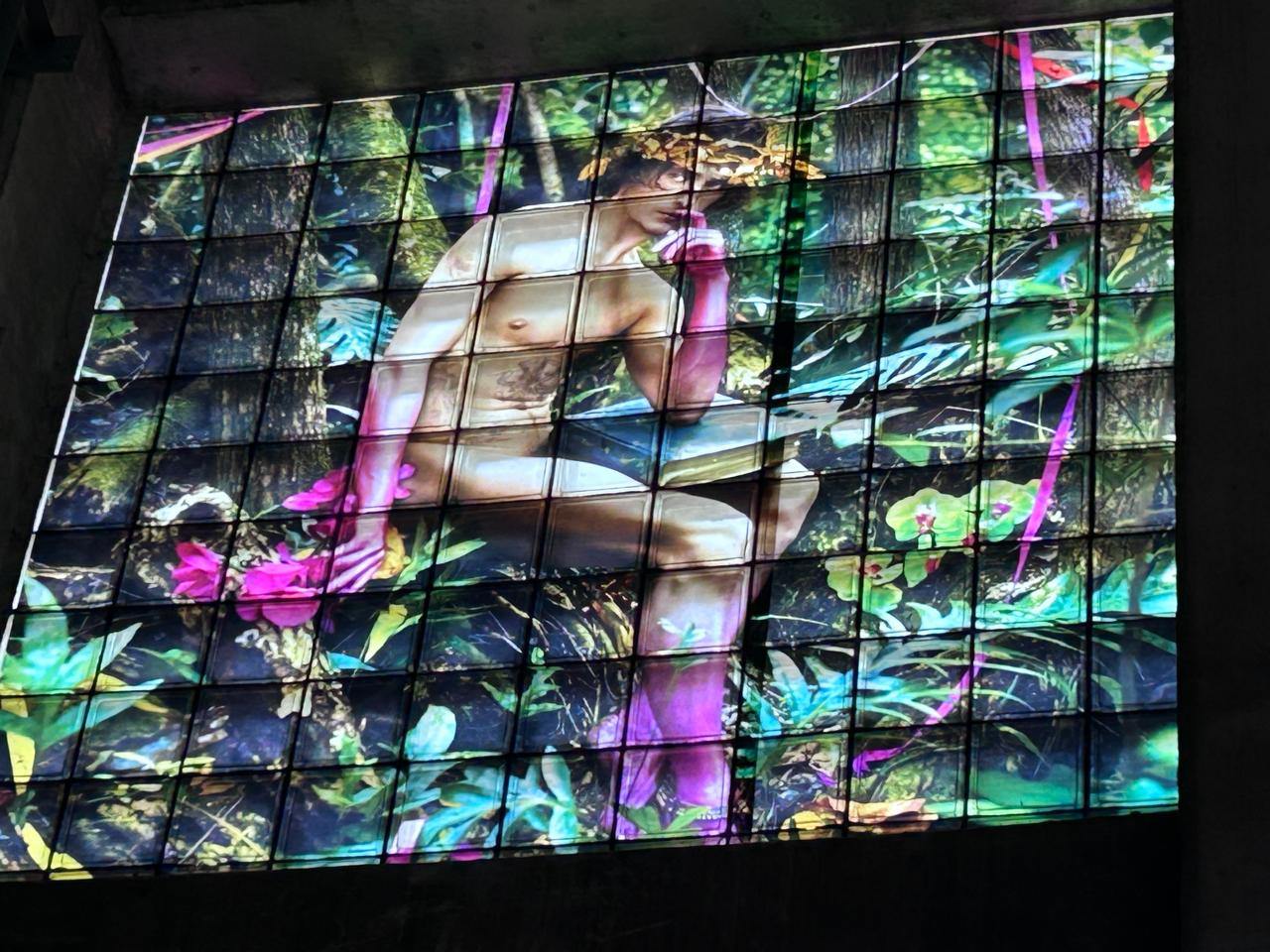 David LaChapelle Ilumina el Metro de la Ciudad de México con su exposición fotográfica "San Lázaro Iluminado"