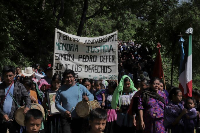 Frayba y las Abejas de Acteal, corresponsabilizan a la FGE de Chiapas, por omitir la consideración del asesinato de Simón Pérez por su labor como defensor de los derechos y de la tierra. Ante ello, piden garantías para que los ataques contra las comunidades y defensores se terminen. 