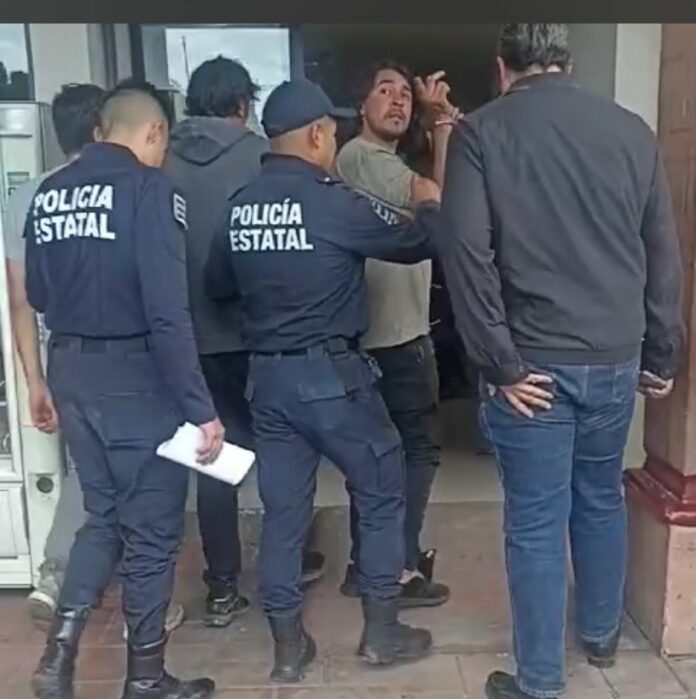 La Fiscalía General de Justicia del Estado de México, fabricó delitos contra dos periodistas y un activista para justificar su detención en Toluca-Estado de México, por realizar su labor ante la protesta demandada para el retiro del monumento a Carlos Hank, ex gobernador y priista.