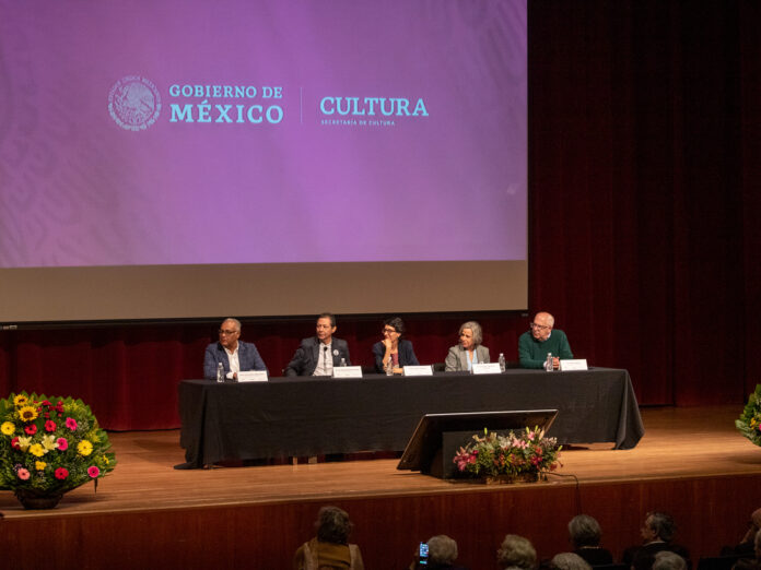 En el marco del 25° Encuentro Nacional de Fototecas realizado en el INAH de Ciudad de México, Flor Garduño y Gerardo Montiel Klint fueron galardonados con la Medalla al Mérito Fotográfico 2024 por su destacada innovación y precisión en la expresión fotográfica.