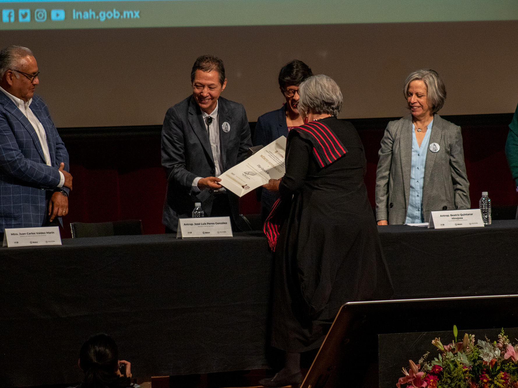 En el marco del 25° Encuentro Nacional de Fototecas realizado en el INAH de Ciudad de México, Flor Garduño y Gerardo Montiel Klint fueron galardonados con la Medalla al Mérito Fotográfico 2024 por su destacada innovación y precisión en la expresión fotográfica.