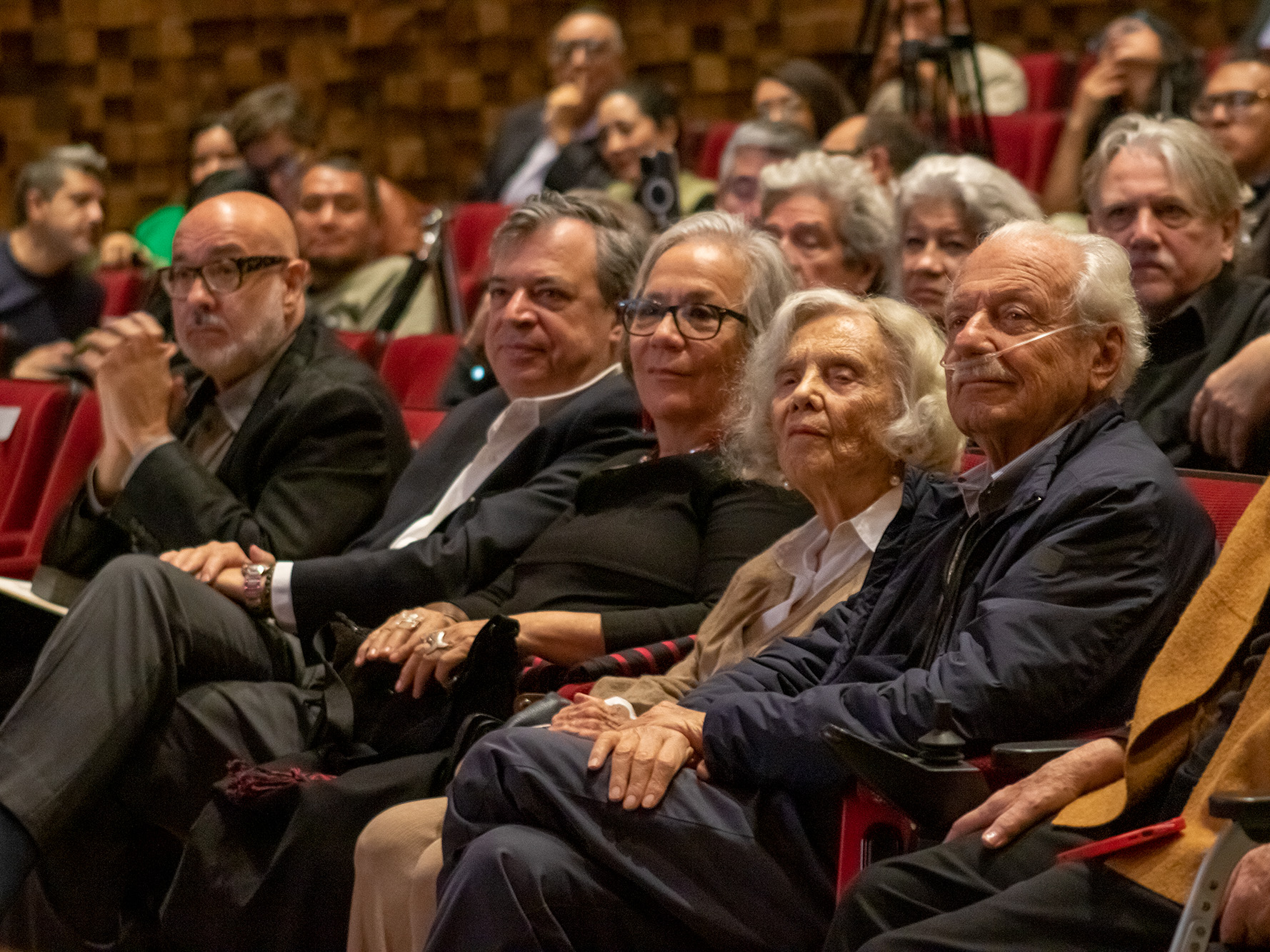 En el marco del 25° Encuentro Nacional de Fototecas realizado en el INAH de Ciudad de México, Flor Garduño y Gerardo Montiel Klint fueron galardonados con la Medalla al Mérito Fotográfico 2024 por su destacada innovación y precisión en la expresión fotográfica.