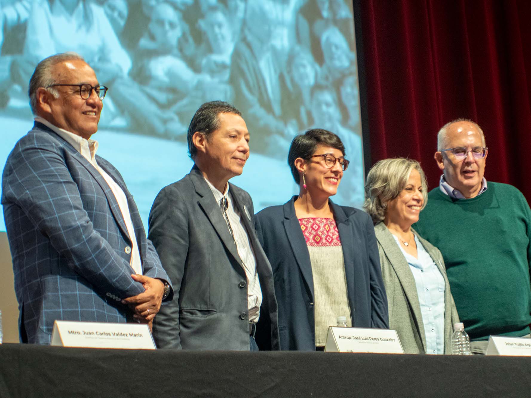 En el marco del 25° Encuentro Nacional de Fototecas realizado en el INAH de Ciudad de México, Flor Garduño y Gerardo Montiel Klint fueron galardonados con la Medalla al Mérito Fotográfico 2024 por su destacada innovación y precisión en la expresión fotográfica.