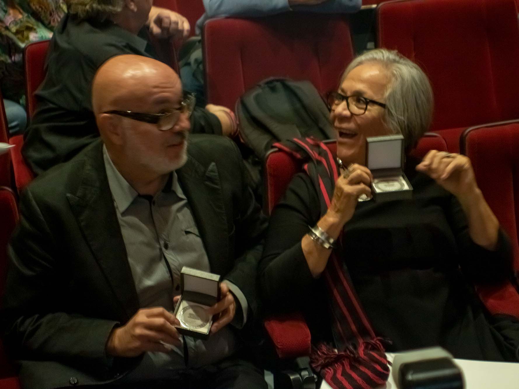 En el marco del 25° Encuentro Nacional de Fototecas realizado en el INAH de Ciudad de México, Flor Garduño y Gerardo Montiel Klint fueron galardonados con la Medalla al Mérito Fotográfico 2024 por su destacada innovación y precisión en la expresión fotográfica.