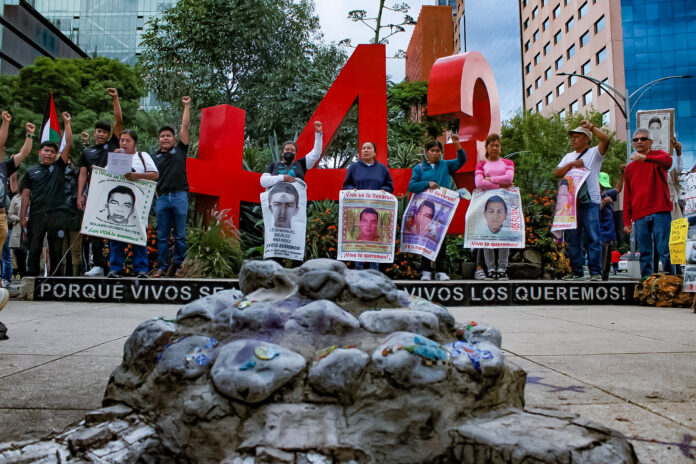 En la 118 Acción Global por Ayotzinapa y México, familiares de los 43 externaron su indignación hacia la respuesta de AMLO en relación al caso Ayotzinapa, a través de un escrito que será entregado el lunes 29 de julio.