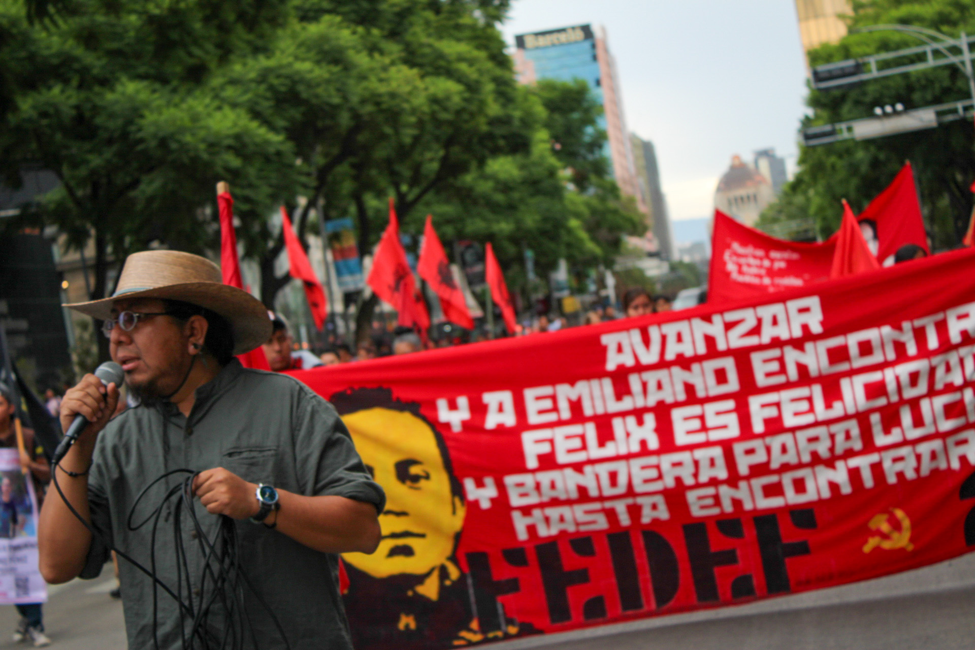 A más de 15 días de la desaparición de Félix Emiliano Jiménez, la movilización encabezada por el FEDEF-25 continúa con las exigencias por avances justos y verdaderos en la investigación del maestro.