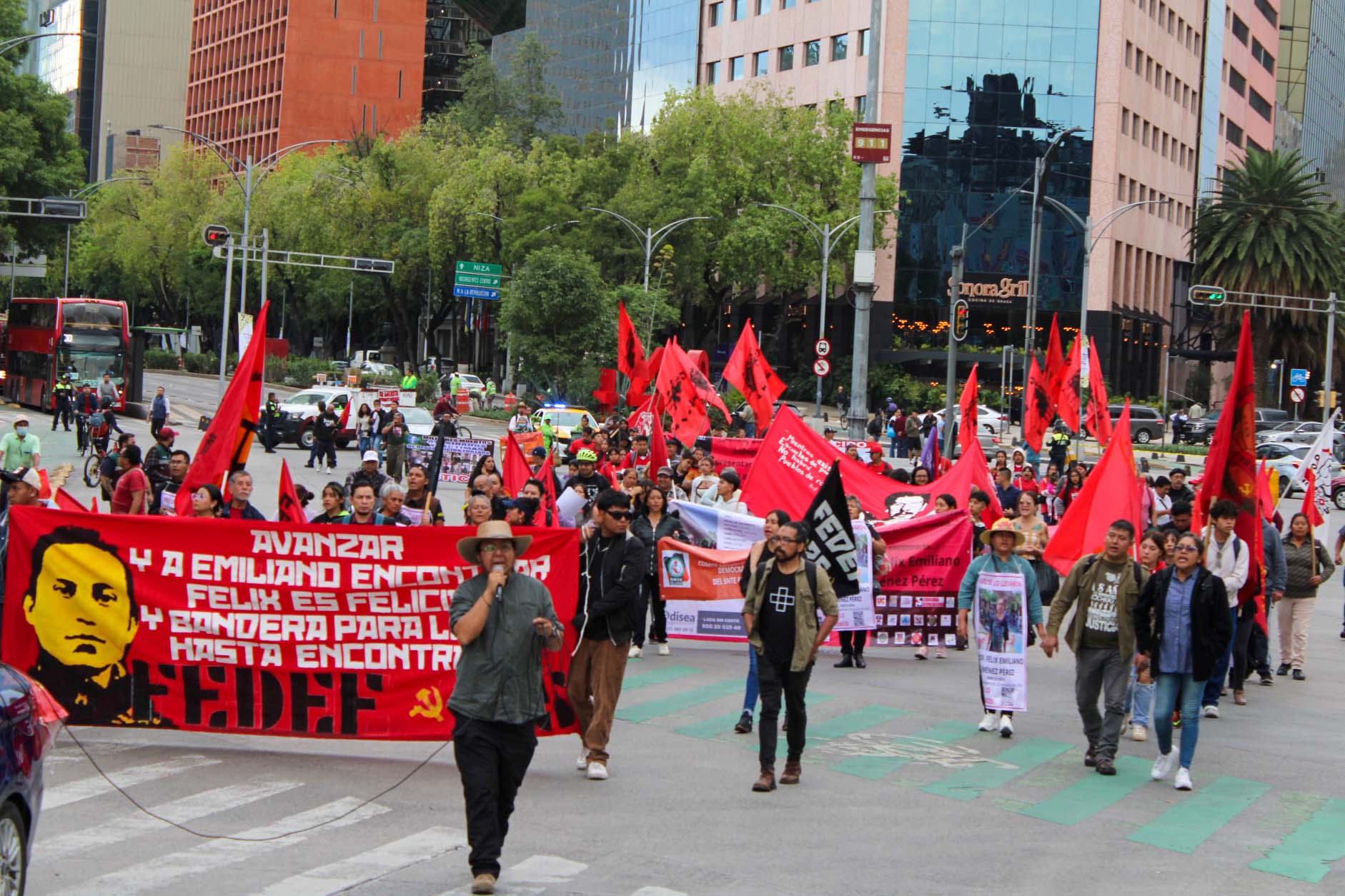 A más de 15 días de la desaparición de Félix Emiliano Jiménez, la movilización encabezada por el FEDEF-25 continúa con las exigencias por avances justos y verdaderos en la investigación del maestro.