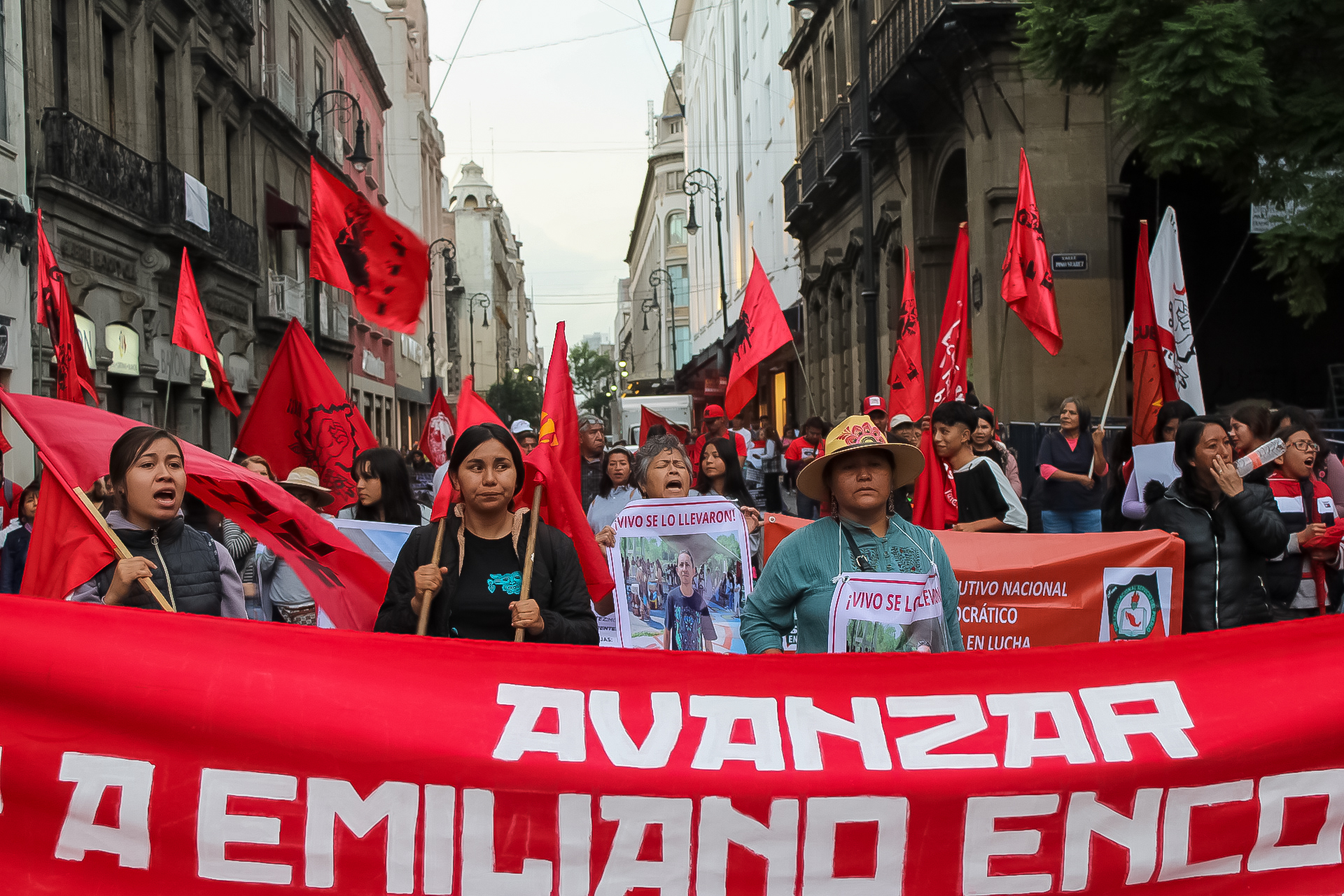 A más de 15 días de la desaparición de Félix Emiliano Jiménez, la movilización encabezada por el FEDEF-25 continúa con las exigencias por avances justos y verdaderos en la investigación del maestro.