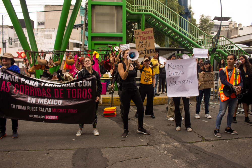 Cacerolazo en la Plaza México contra las corridas de Toros