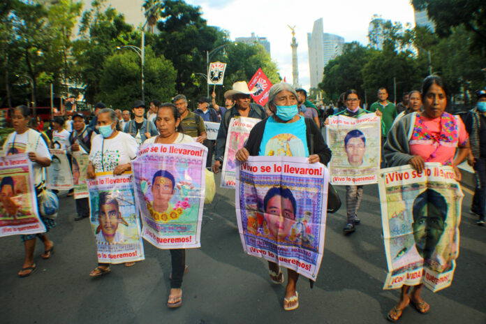 Con un mes de camino a una década sin respuestas, madres y padres externaron su decepción e indignación en la 119 Acción Global por Ayotzinapa y México, al no obtener avances en el caso de los 43 desaparecidos.