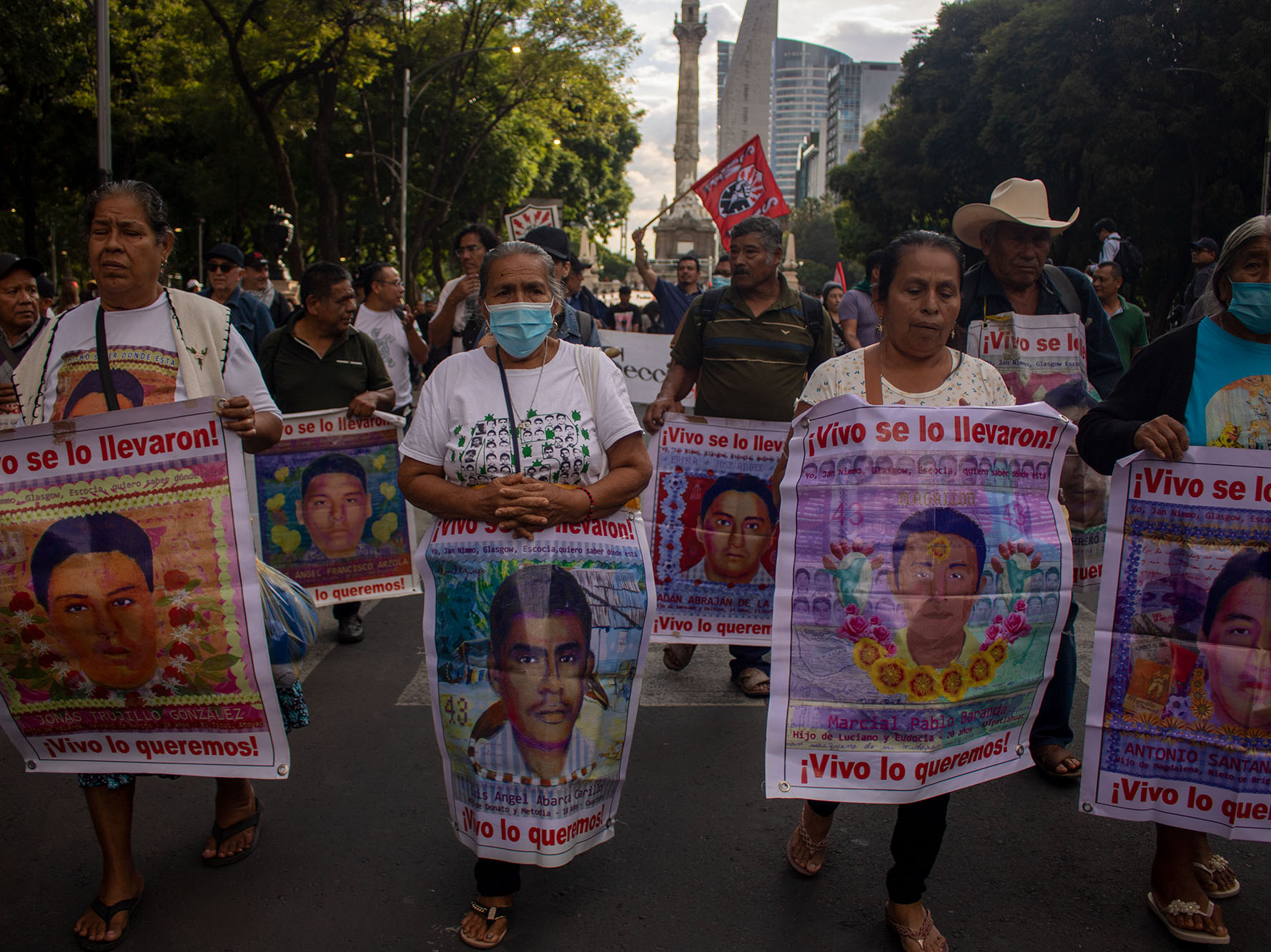 Tras casi una década por la búsqueda de justicia, familiares de los 43 normalistas de Ayotzinapa denunciaron durante la Acción 119 el incumplimiento de AMLO, quien prometió resolver el caso en su sexenio.