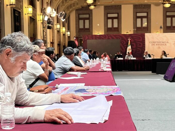 Padres de los 43 concluyen reuniones con AMLO