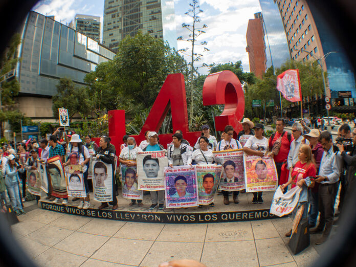 Tras casi una década por la búsqueda de justicia, familiares de los 43 normalistas de Ayotzinapa denunciaron durante la Acción 119 el incumplimiento de AMLO, quien prometió resolver el caso en su sexenio.