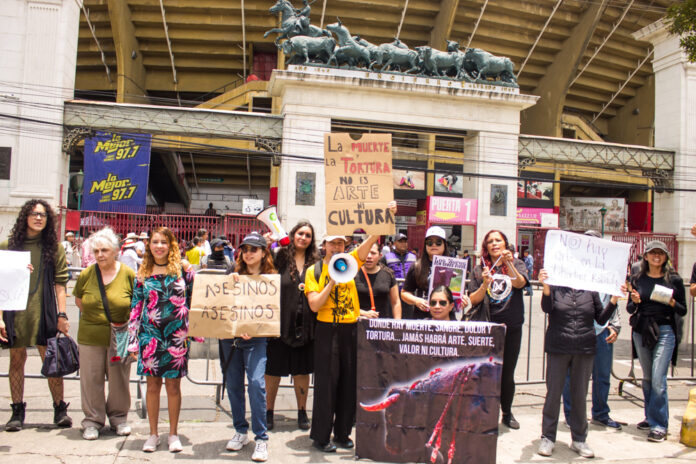 Activistas contra las corridas de toros