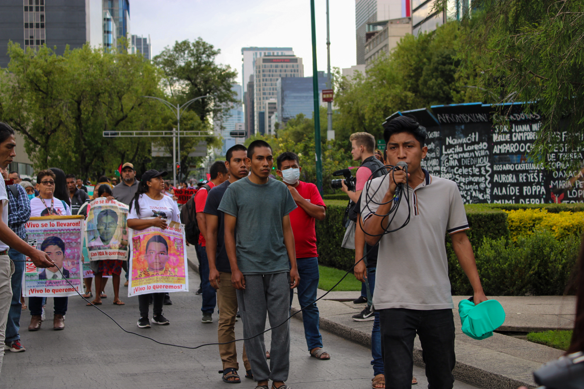 Tras casi una década por la búsqueda de justicia, familiares de los 43 normalistas de Ayotzinapa denunciaron durante la Acción 119 el incumplimiento de AMLO, quien prometió resolver el caso en su sexenio.