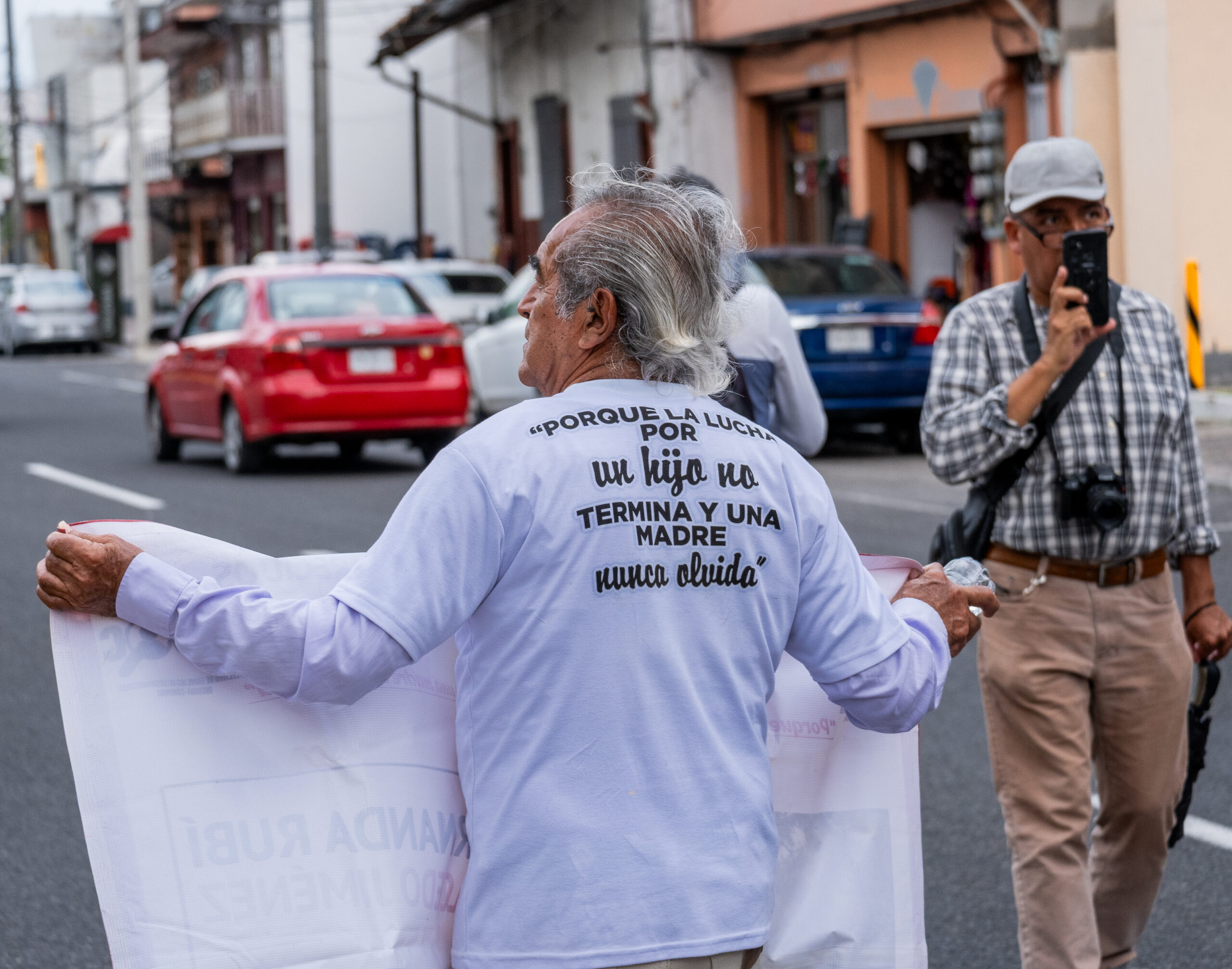 “De acuerdo con las cifras que este año la Comisión Nacional de Búsqueda actualizó, a través del Registro Nacional de Personas Desaparecidas y No Localizadas. En 2006, año en que inició la llamada Guerra contra el narcotráfico, se reportaron 610 personas desaparecidas; número que aumentó año con año, hasta llegar este 2024 a la escalofriante cifra de 115 mil 487 personas desaparecidas y no localizadas en todo México. Este mismo registra que en Veracruz se tiene el reporte de 7 mil 020 personas desaparecidas; cifra que está alejada de la realidad.” Esperanza, desaparecidos 