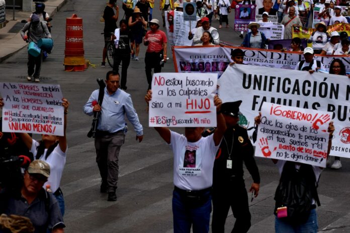 En conmemoración por el Día Internacional de las Víctimas de Desapariciones Forzadas, la Plataforma Ciudadana de Fosas actualizó datos hasta el primer semestre de 2023 registrando 4,565 fosas clandestinas, 6,253 cuerpos y 4,662 fragmentos, según fiscalías locales. Sin embargo, la Fiscalía General de la República reportó 3,978 fosas menos.