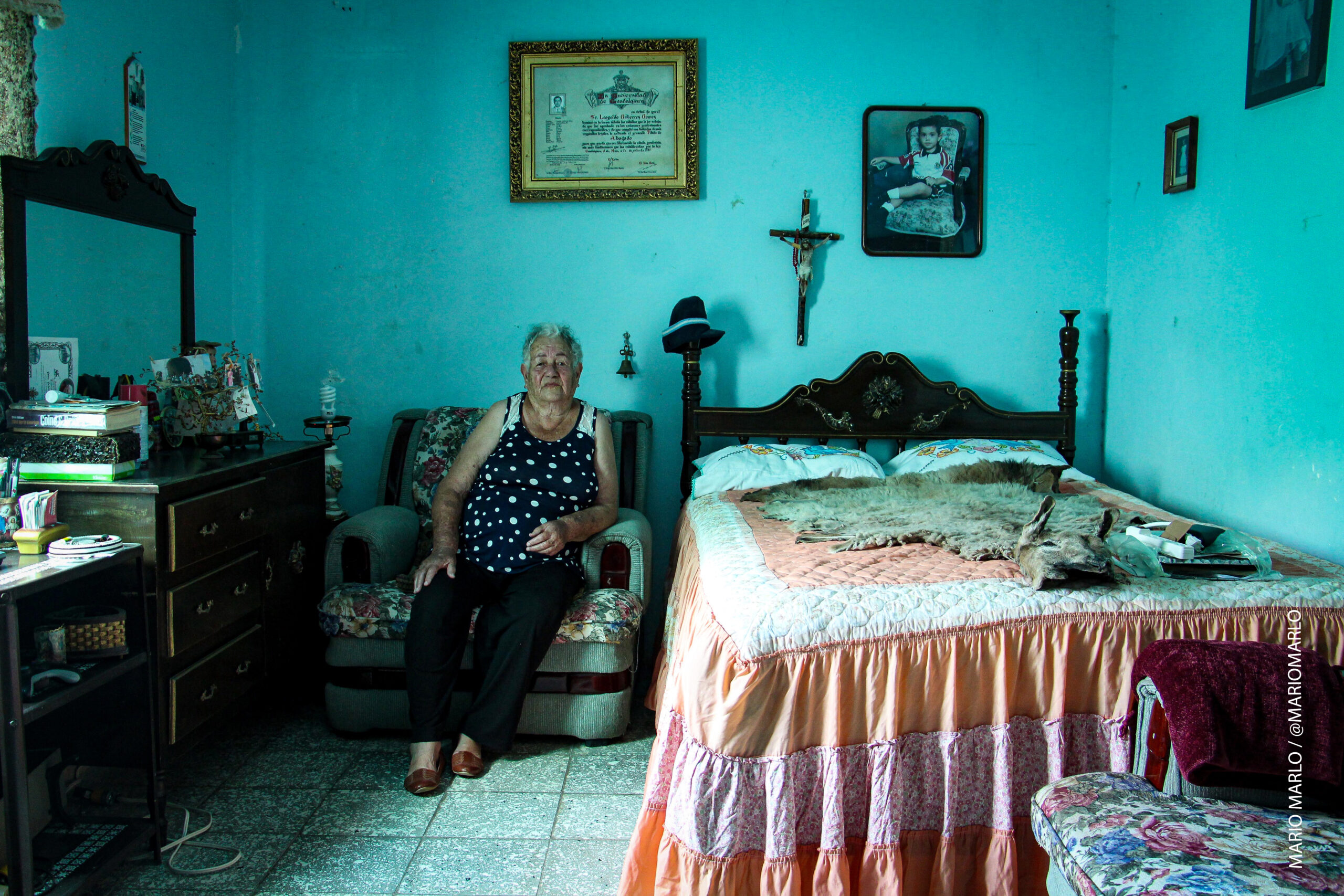 Doña Isaura Gómez, del Comité Salvemos Temacapulín, Acasico y Palmarejo, posando en su casa que defendió de la inundación por la Presa El Zapotillo. Foto: Mario Marlo / @Mariomarlo