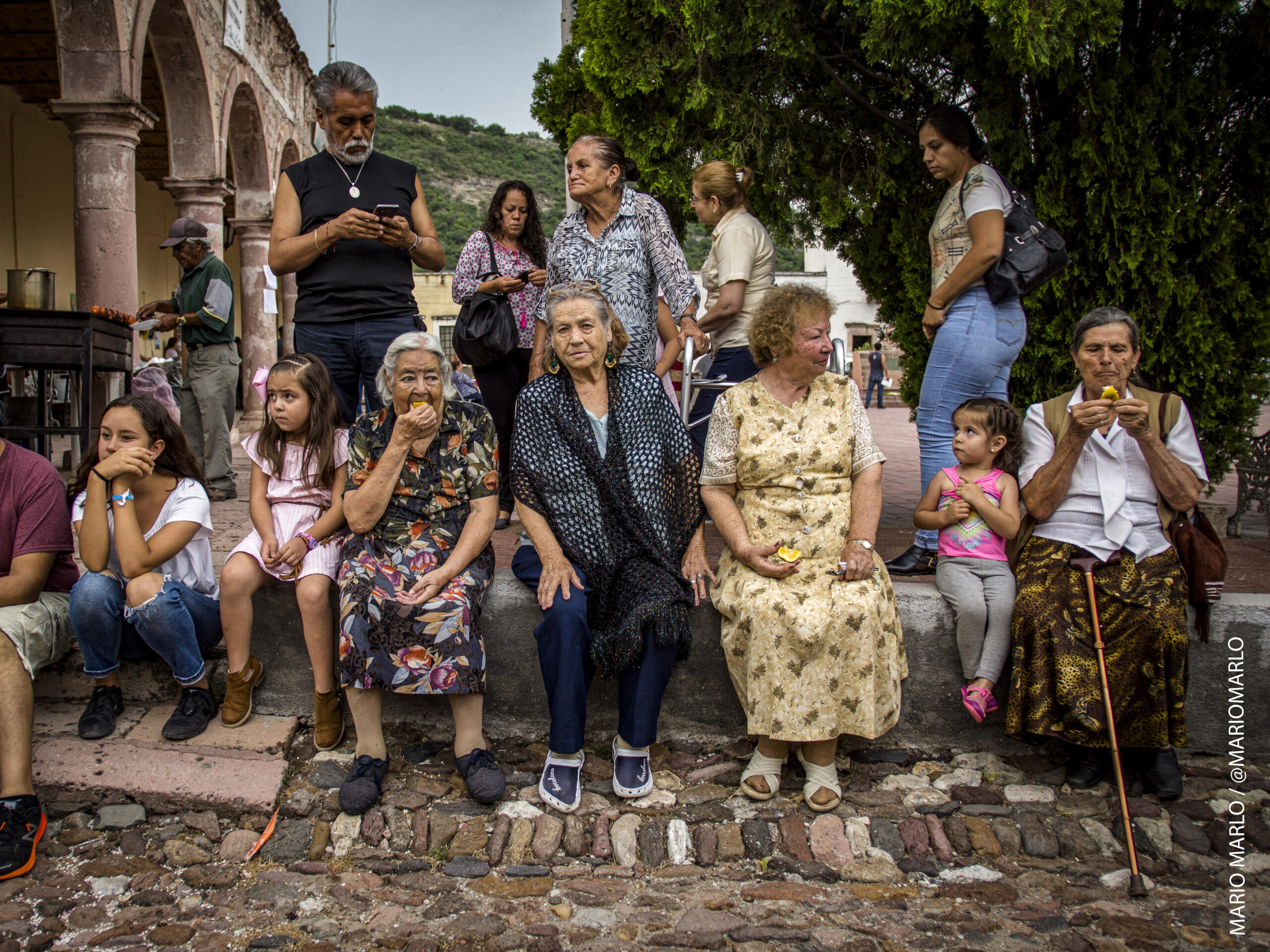 Mujeres y niñas defensoras de Temacapulin, durante la Feria del Chile de Árbol. Foto: Mario Marlo / @Mariomarlo