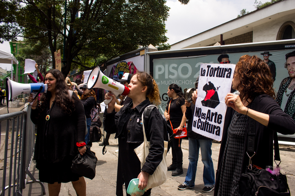 Activistas contra las corridas de toros en la Plaza México