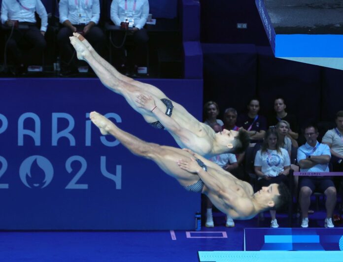 Tras una semana de haber iniciado los Juegos Olímpicos en París, los clavadistas Osmar Olvera y Juan Celaya ganaron medalla plata con sabor a oro tras una intensa competencia contra la delegación de China. 