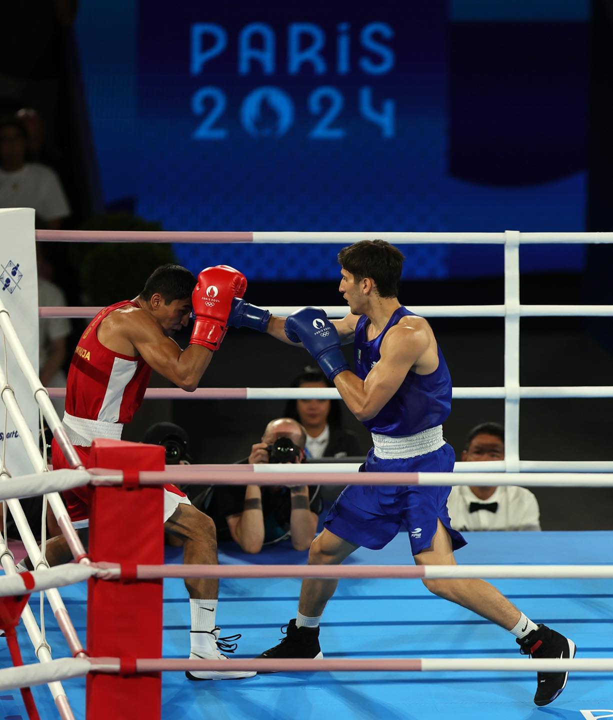 El boxeador Marco Verde ganó medalla de plata tras un intenso enfrentamiento con su compañero de profesión Asadkhuja Muydinkhujaev de Uzbekistán en la categoría de los 71 kilos masculino en el Estadio Roland Garros.