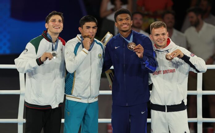 El boxeador Marco Verde ganó medalla de plata tras un intenso enfrentamiento con su compañero de profesión Asadkhuja Muydinkhujaev de Uzbekistán en la categoría de los 71 kilos masculino en el Estadio Roland Garros.