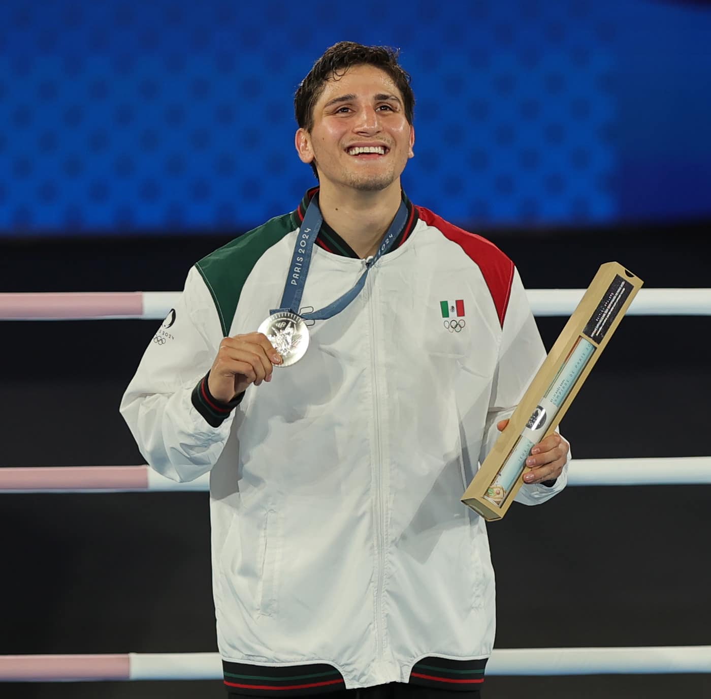 El boxeador Marco Verde ganó medalla de plata tras un intenso enfrentamiento con su compañero de profesión Asadkhuja Muydinkhujaev de Uzbekistán en la categoría de los 71 kilos masculino en el Estadio Roland Garros. 