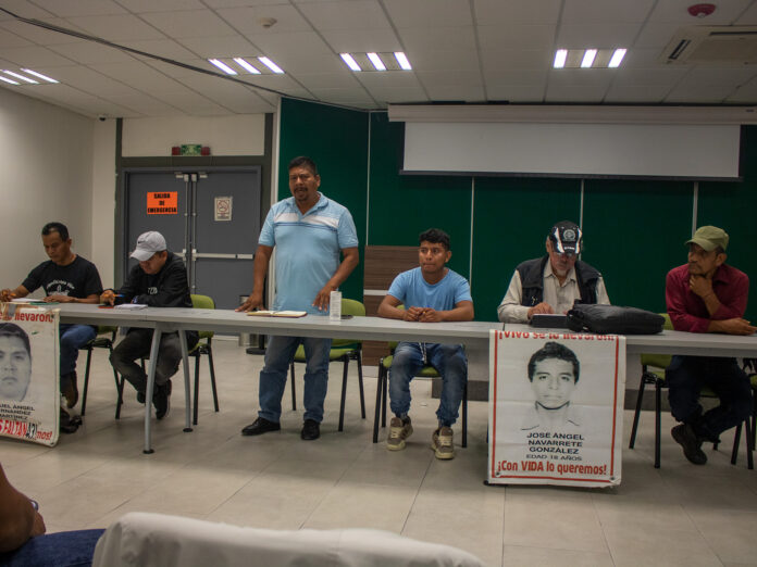 A días de cumplir 10 años de la desaparición de los 43 estudiantes, se realizó la Asamblea Nacional Popular para coordinar las actividades conmemorativas. Se expresó el dolor y frustración de los padres tras una década de lucha sin justicia ni verdad en el caso Ayotzinapa.