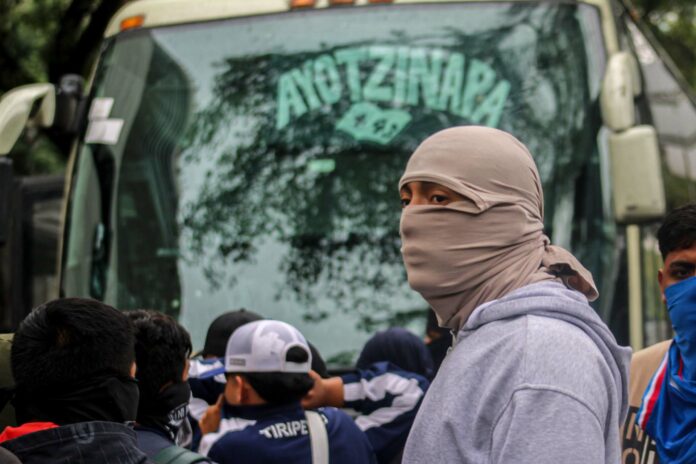 A dos días de cumplir 10 años por el caso Ayotzinapa, voces de los padres, madres y normalistas llenos de indignación y tristeza frente al Senado de la República, se convirtieron en un llamado a la justicia y denuncia por los 43 desaparecidos. En este acto simbólico, se buscó romper el silencio de otro gobierno que dejó promesas en el aire por falta de acción y compromiso. Por Denisse Ureña / @denisseure_ y Jorge Yeicatl / @desconocido_tour