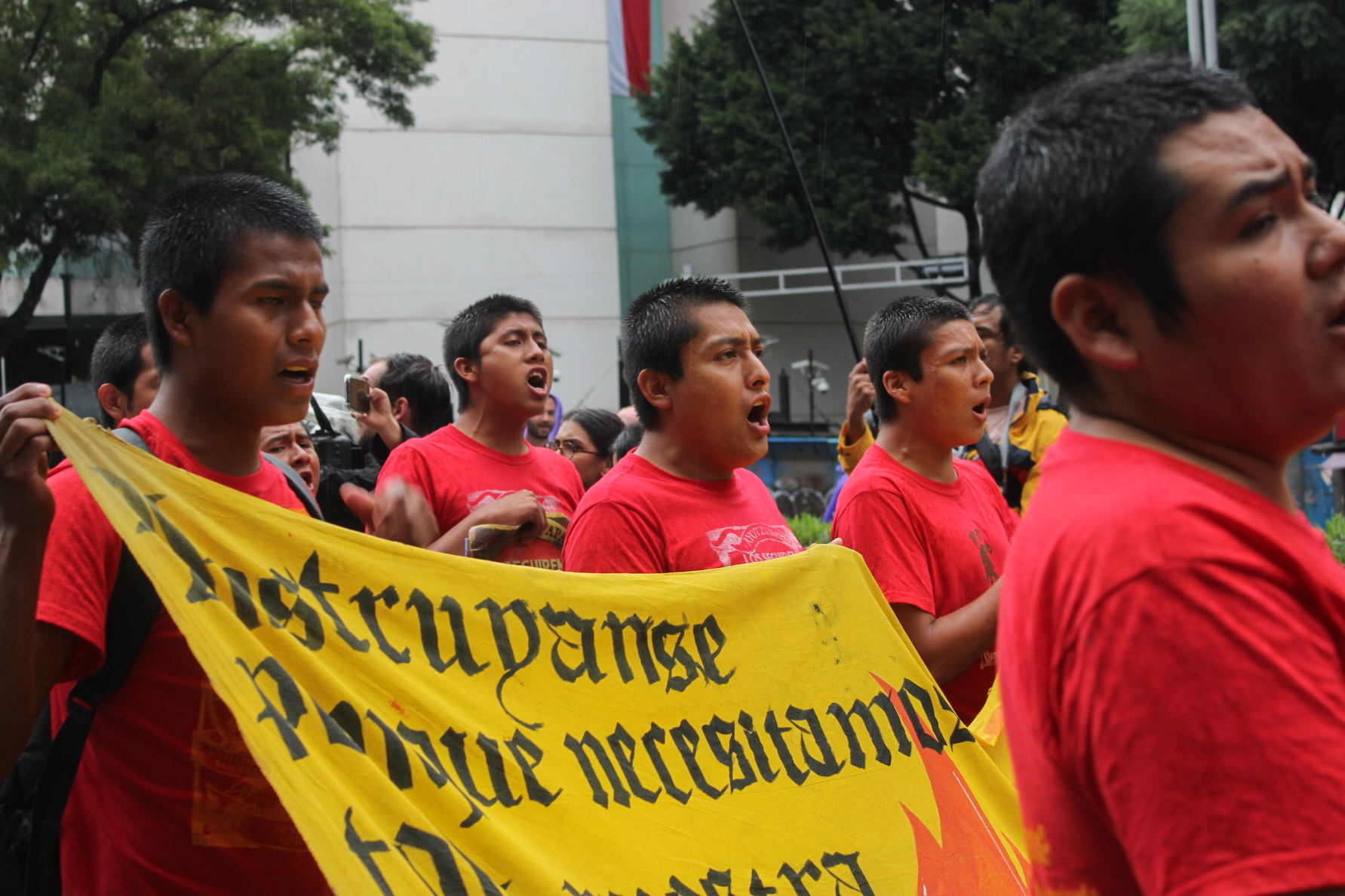 Se cumplen 10 años de la desaparición forzada de los 43 estudiantes de Ayotzinapa. Un largo camino de injusticia, de impunidad, pero sobre todo, de resistencia.