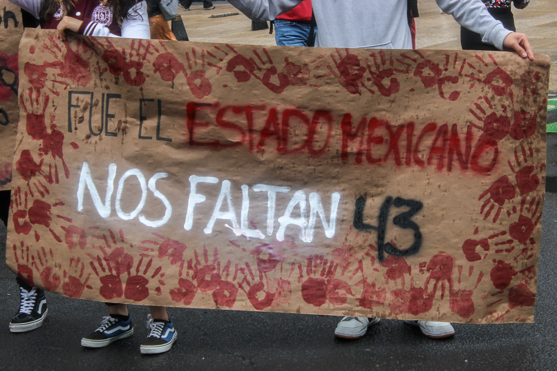 Se cumplen 10 años de la desaparición forzada de los 43 estudiantes de Ayotzinapa. Un largo camino de injusticia, de impunidad, pero sobre todo, de resistencia.