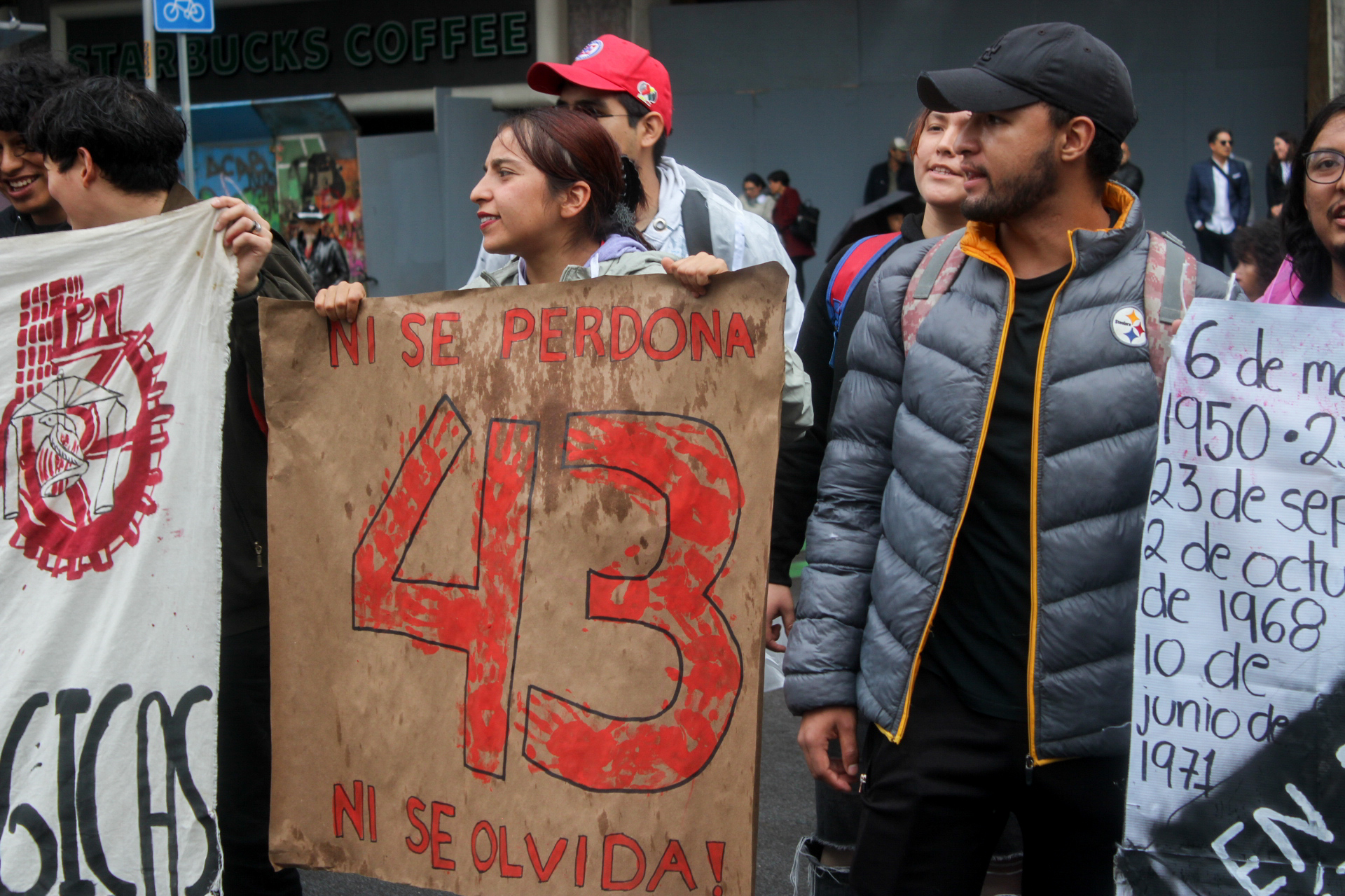 Se cumplen 10 años de la desaparición forzada de los 43 estudiantes de Ayotzinapa. Un largo camino de injusticia, de impunidad, pero sobre todo, de resistencia.