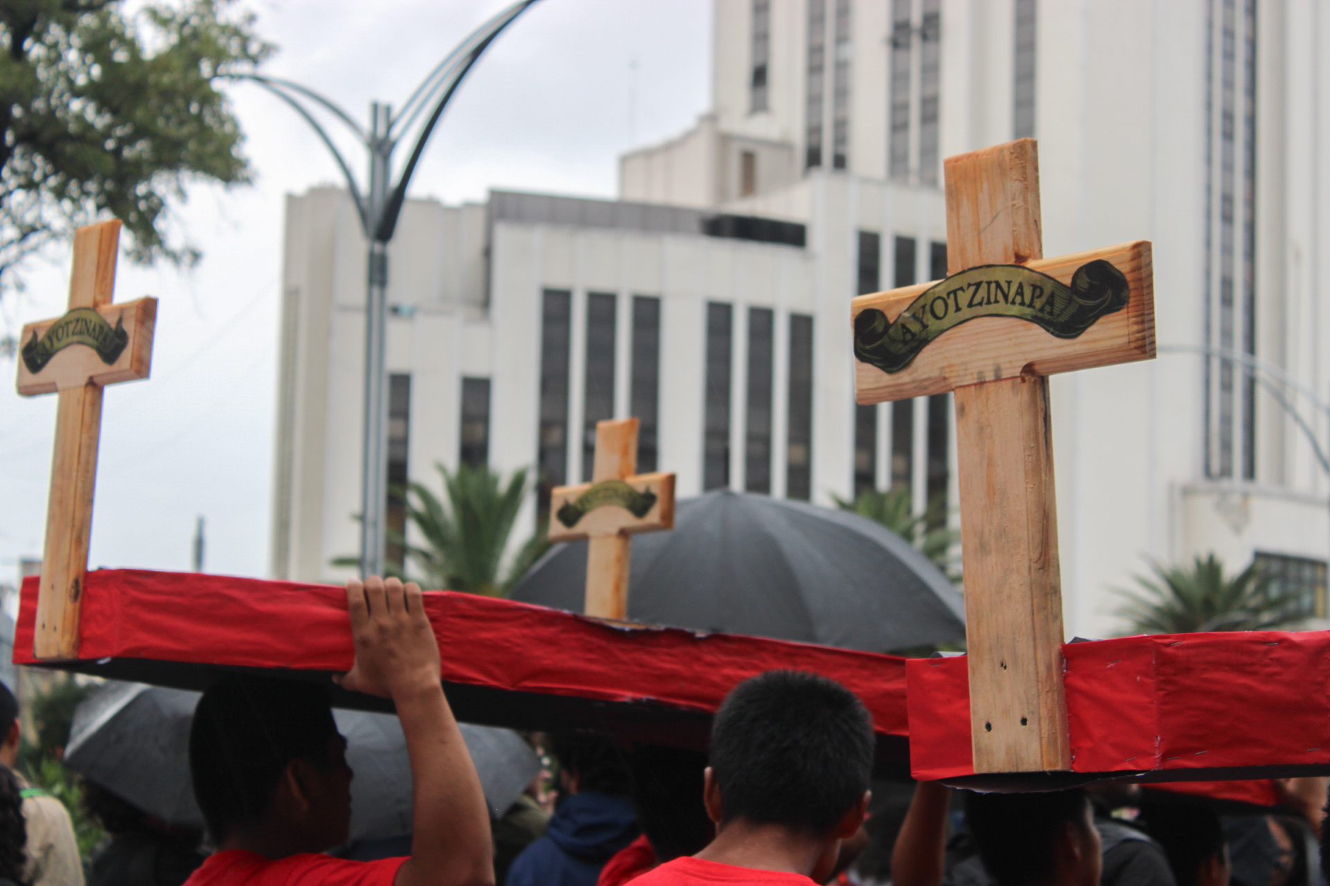 Se cumplen 10 años de la desaparición forzada de los 43 estudiantes de Ayotzinapa. Un largo camino de injusticia, de impunidad, pero sobre todo, de resistencia.