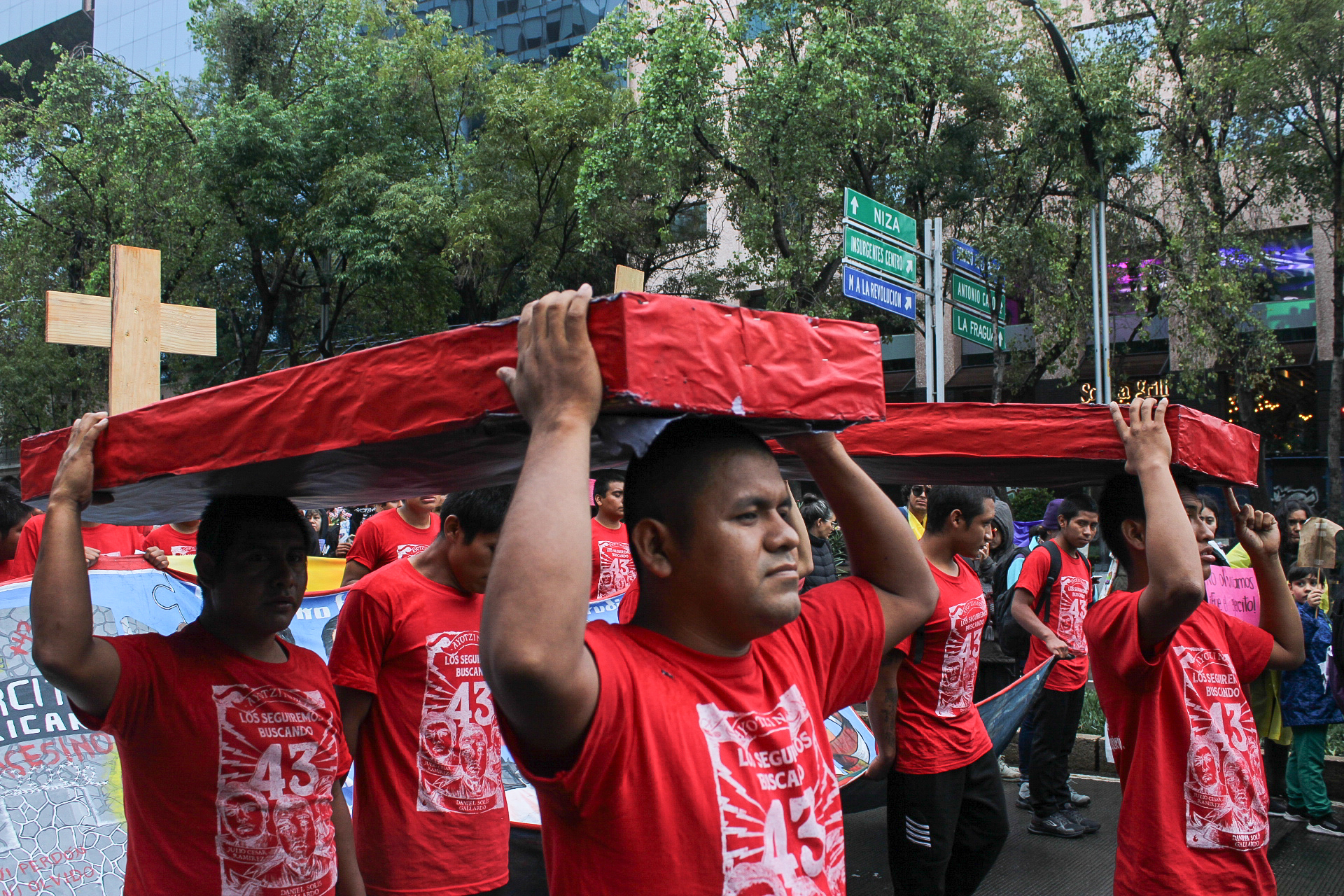 Se cumplen 10 años de la desaparición forzada de los 43 estudiantes de Ayotzinapa. Un largo camino de injusticia, de impunidad, pero sobre todo, de resistencia.