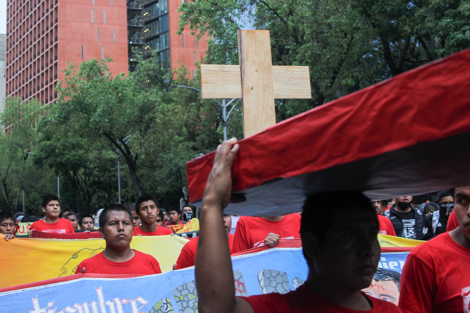 Se cumplen 10 años de la desaparición forzada de los 43 estudiantes de Ayotzinapa. Un largo camino de injusticia, de impunidad, pero sobre todo, de resistencia.