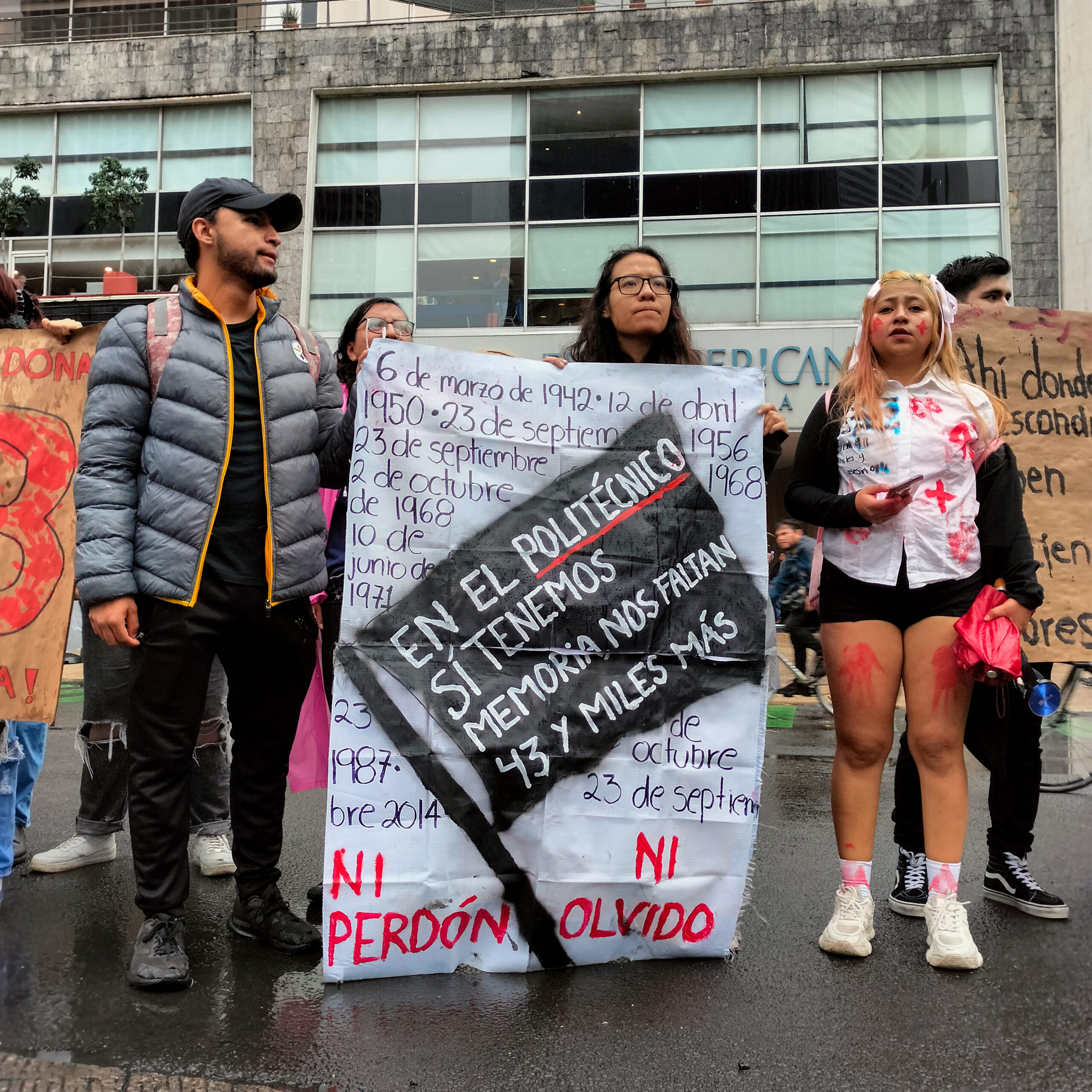 Se cumplen 10 años de la desaparición forzada de los 43 estudiantes de Ayotzinapa. Un largo camino de injusticia, de impunidad, pero sobre todo, de resistencia.