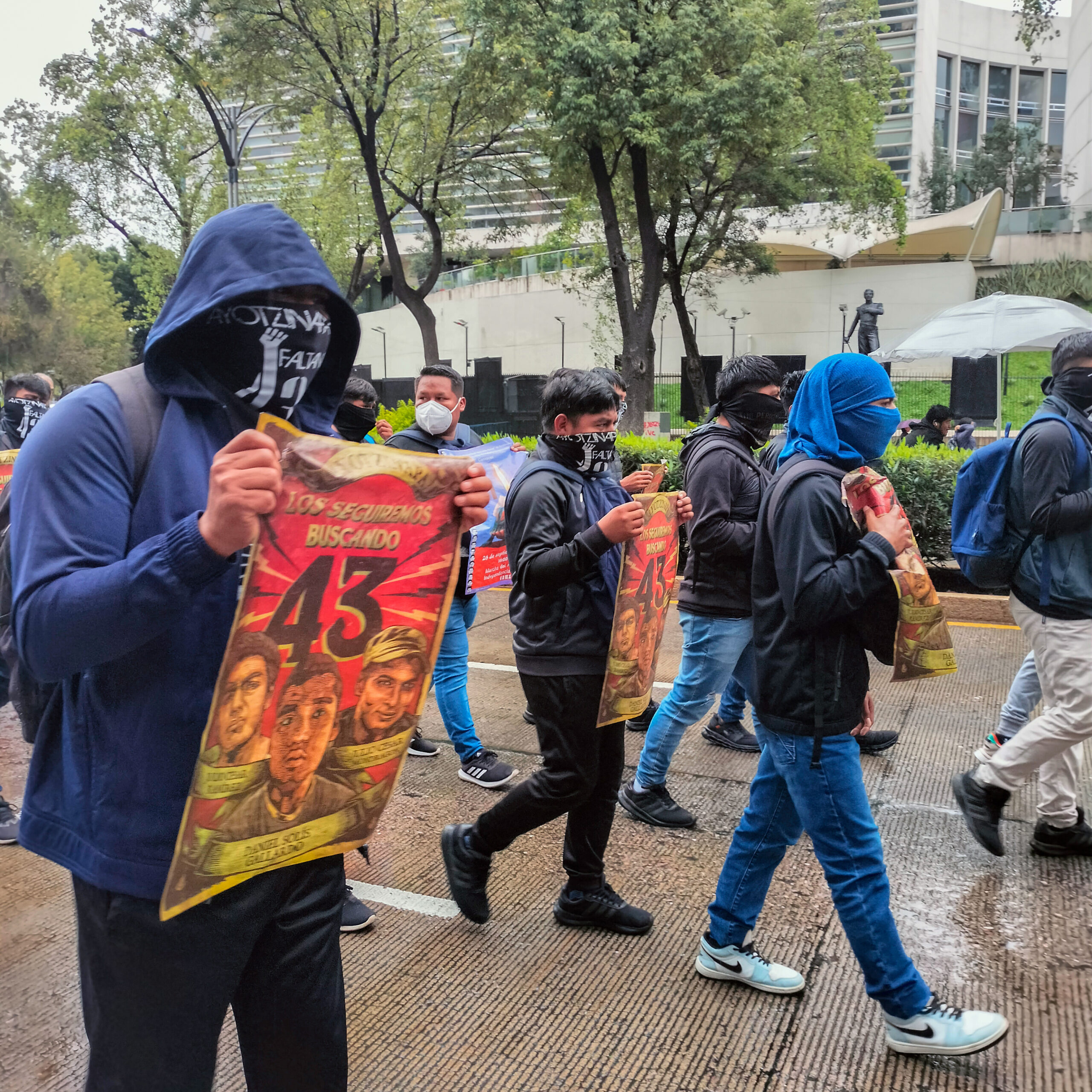 Se cumplen 10 años de la desaparición forzada de los 43 estudiantes de Ayotzinapa. Un largo camino de injusticia, de impunidad, pero sobre todo, de resistencia.