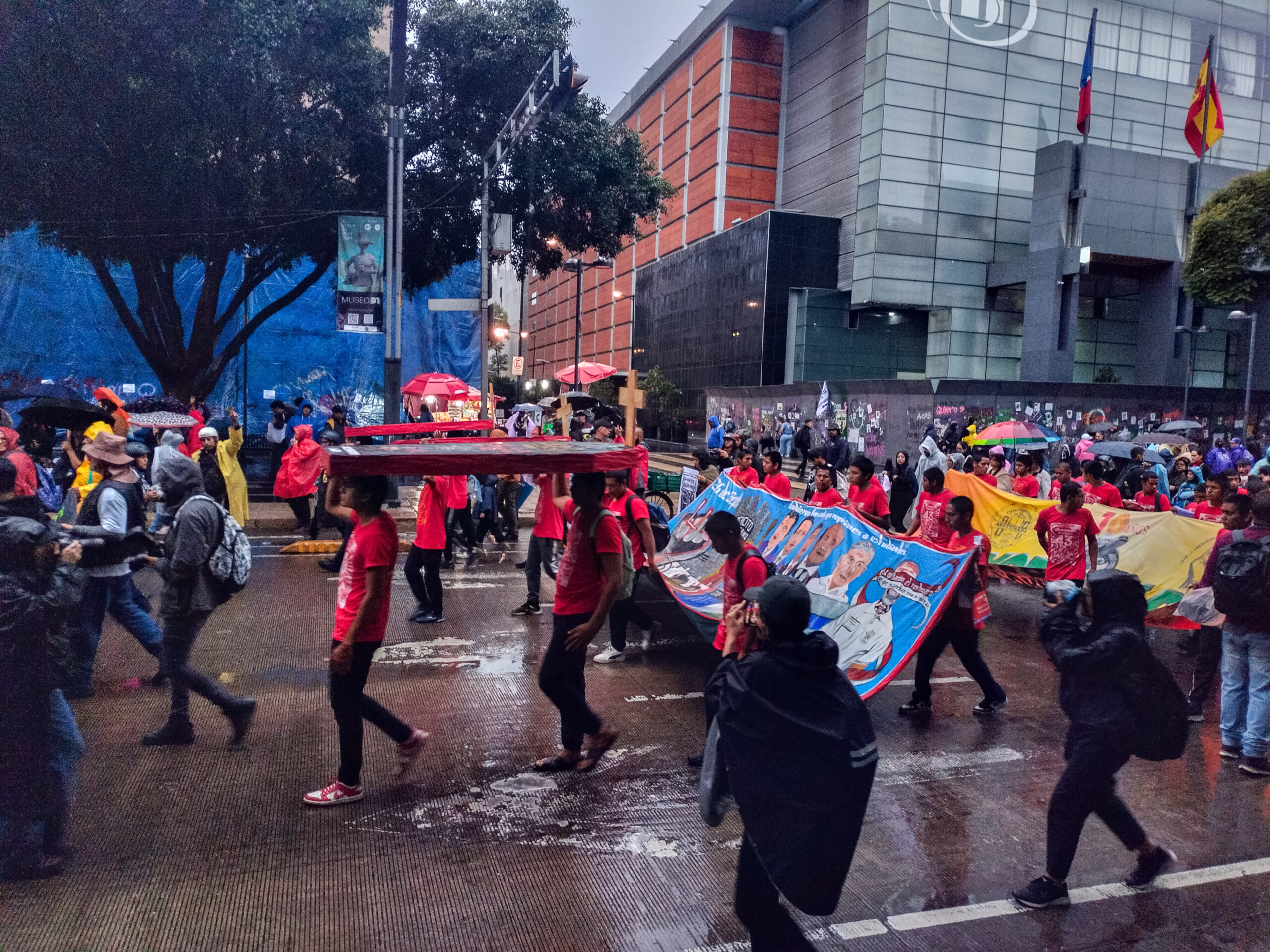 Se cumplen 10 años de la desaparición forzada de los 43 estudiantes de Ayotzinapa. Un largo camino de injusticia, de impunidad, pero sobre todo, de resistencia.