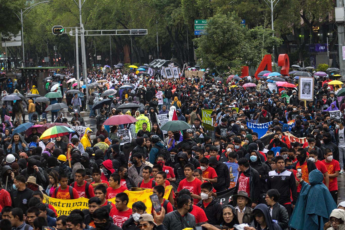 10 años de dolor: Padres de los 43 claman justicia en el Zócalo