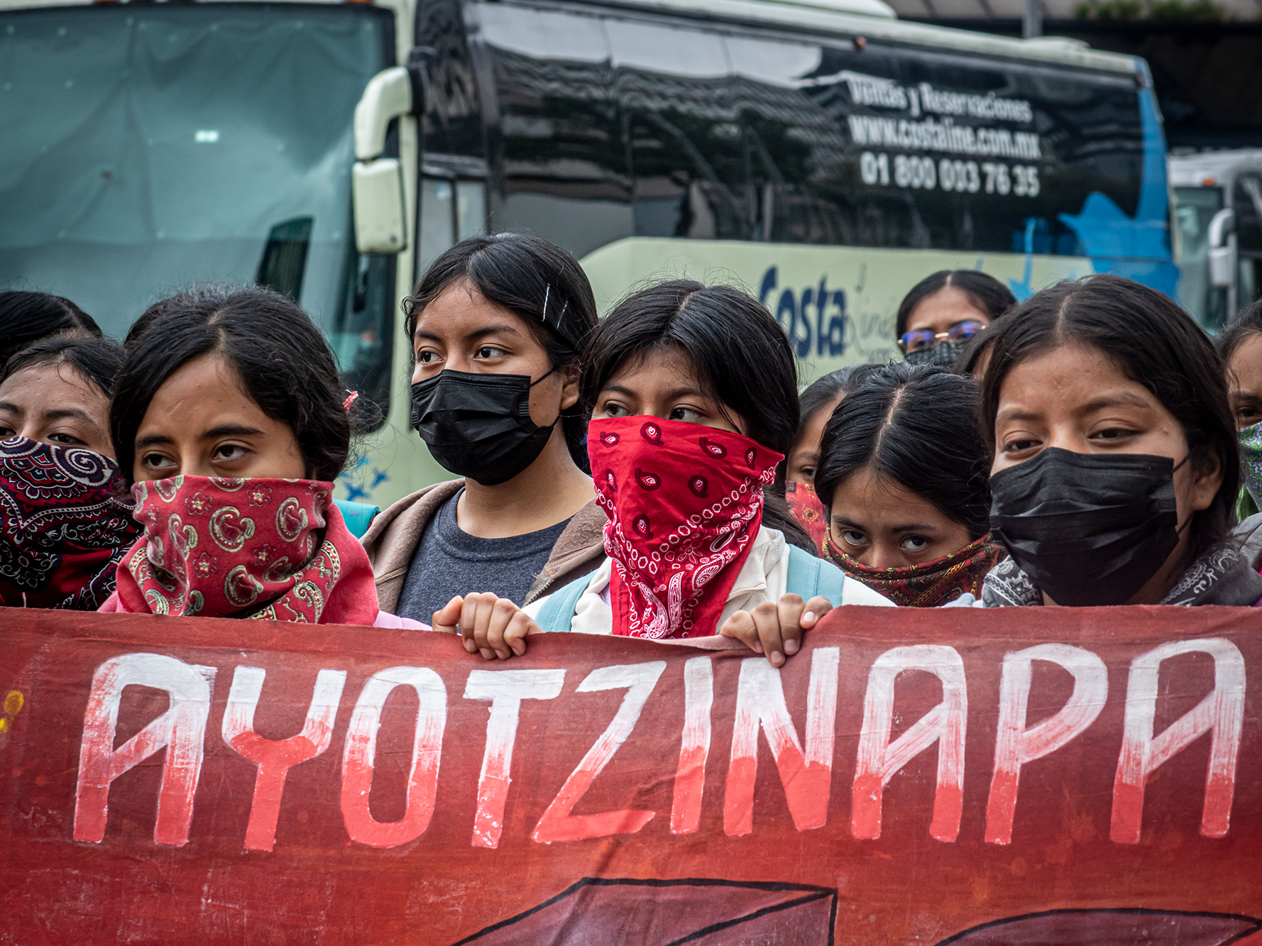 [12:19 a. m., 26/9/2024] Jorge Rodríguez: Ciudad de México, 25 de septiembre del 2024. Han pasado 10 años de la desaparicion forzada, donde padres y estudiantes cada 26 de cada mes, toman  medios de transporte para llegar a la Ciudad de México con la esperanza de ver el paradero de los jovenes.El anitmonumento ya es un simbolo para recordar a los normalistas, a su vez tambien sirve para ver que al pasar el tiempo,los padres y estudiantes siguen pidiendo a gritos la vuelta de los jovenes. Actuamente las 17 escuelas rurales se han convertido en una alma sola, para demostrar que ninguno de lo futuros profesores no esta solo, los compañeros estudiantes al salir encapuchados regleja un simbolo de armadura, donde ellos se protegen ante los abismos del gobierno. [12:20 a. m., 26/9/2024] Jorge Rodríguez: Hacen falta 43 jovenes en sus casas, 43 estudiantes , 43 amigos , 43 profesores, que fueron desaparecidos en contra de su voluntad, Ayotzinapa no es la misma ciudad de hace 10 años.