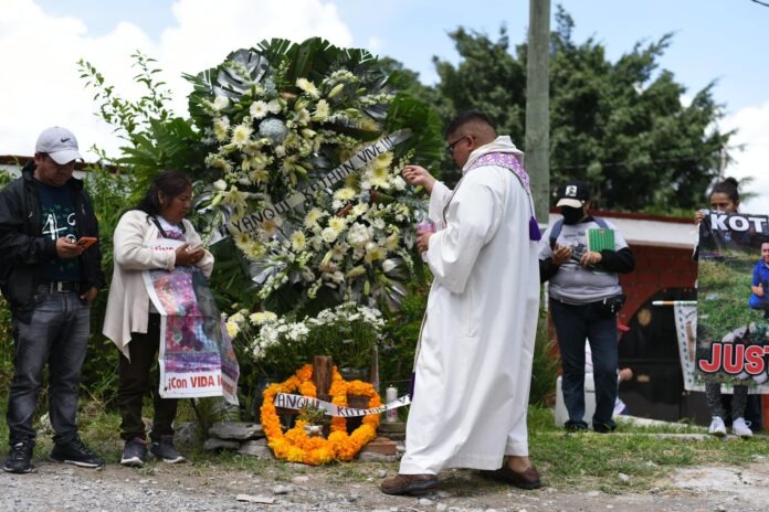 Padres de los 43 normalistas de Ayotzinapa rinden homenaje a estudiante asesinado en Guerrero