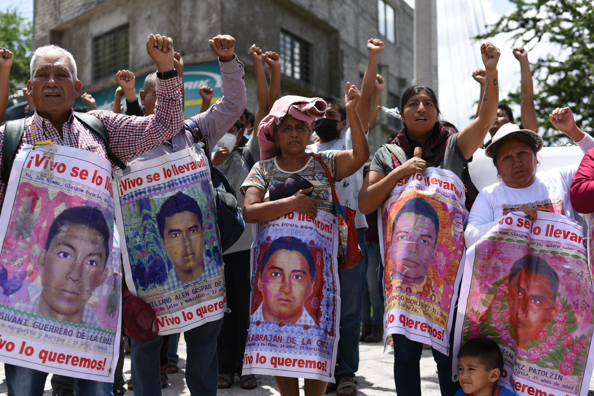 Padres de los 43 normalistas de Ayotzinapa rinden homenaje a estudiante asesinado en Guerrero