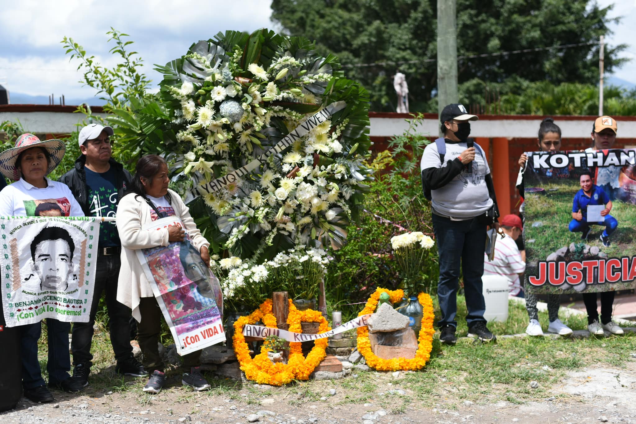 Padres de los 43 normalistas de Ayotzinapa rinden homenaje a estudiante asesinado en Guerrero