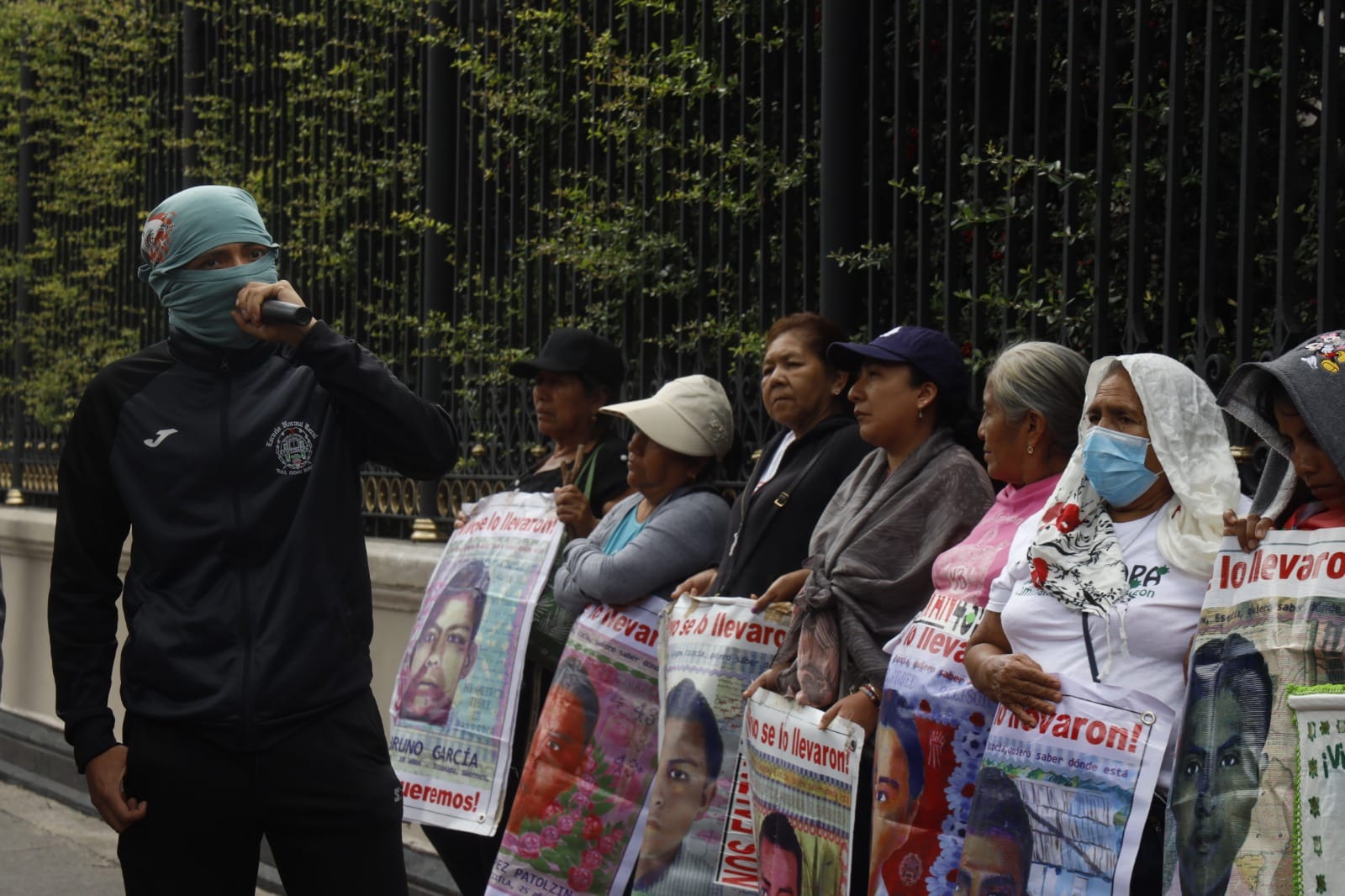 A tres días de cumplirse una década: Padres y madres de los 43 se manifiestan en la Secretaría de Gobernación