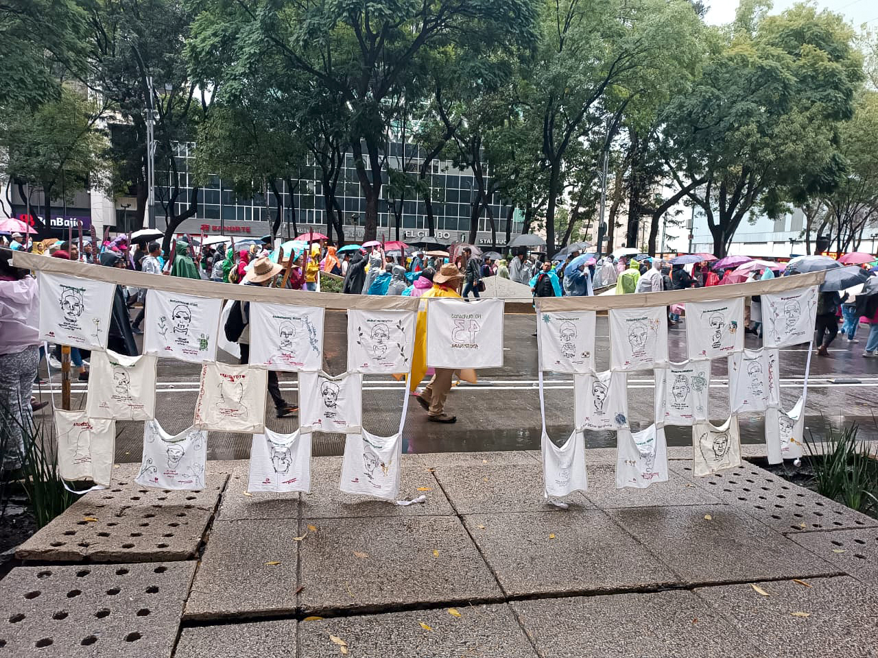 Manifestantes marchan sobre Paseo de la Reforma para exigir justicia por los 43 estudiantes desaparecidos