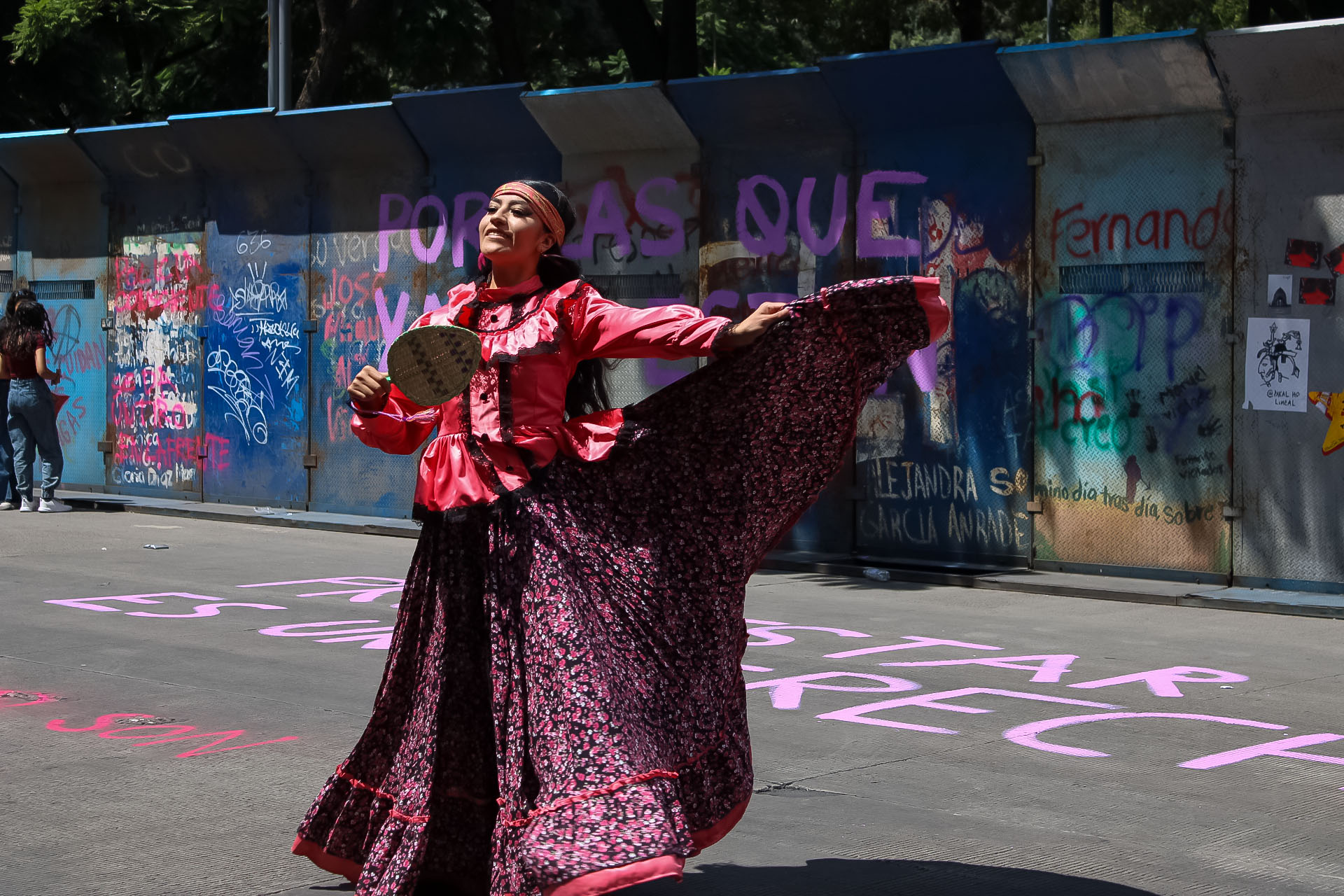 Se realizó la Antigrita 2024 en el Antimonumento ♀, para alzar la voz por la justicia, la libertad, la dignidad y la memoria de las personas violentadas, asesinadas y desaparecidas. Una acción política-cultural en contra de la criminalización, brutalidad y represión policial/militar.