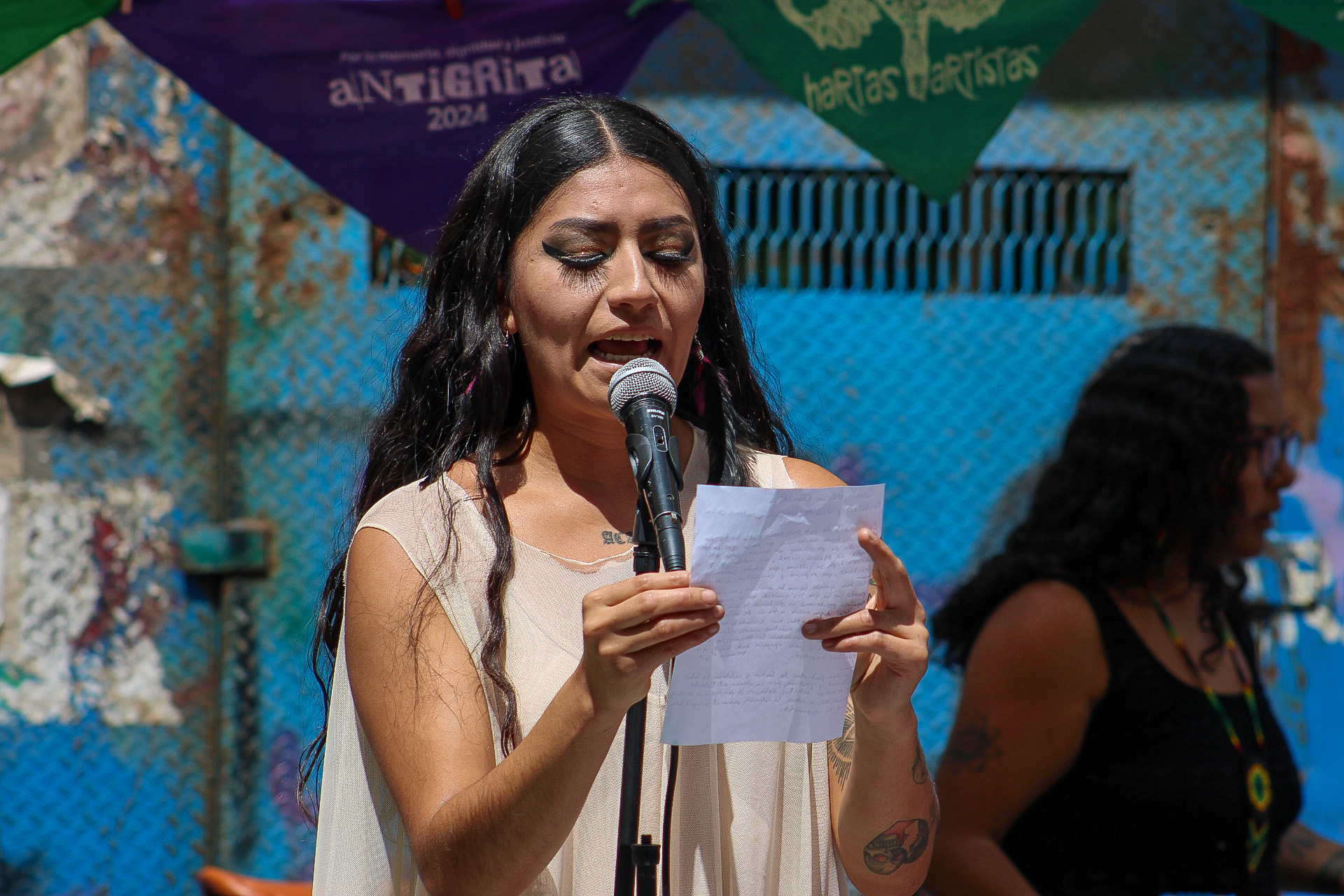 Se realizó la Antigrita 2024 en el Antimonumento ♀, para alzar la voz por la justicia, la libertad, la dignidad y la memoria de las personas violentadas, asesinadas y desaparecidas. Una acción política-cultural en contra de la criminalización, brutalidad y represión policial/militar.